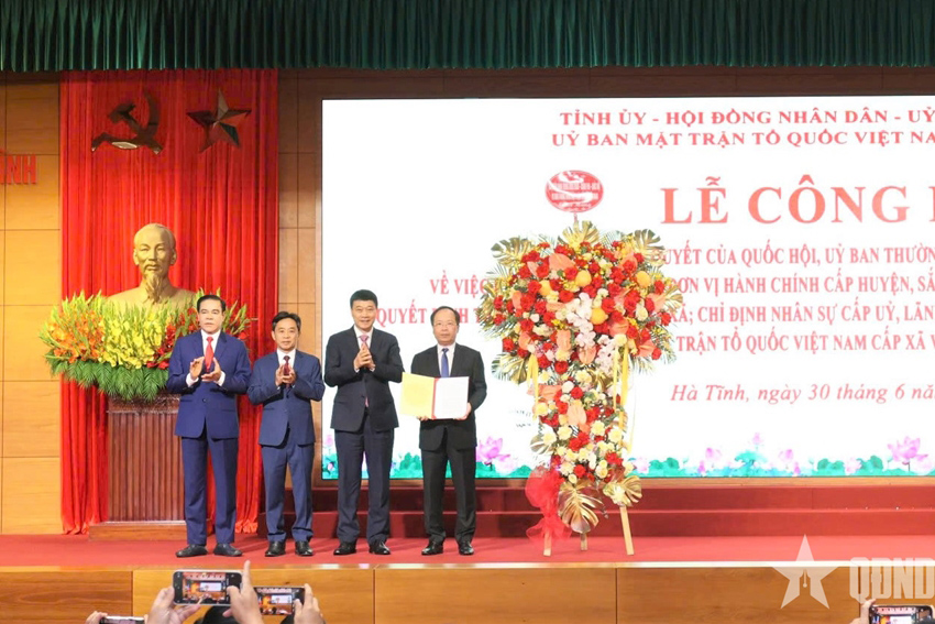 Hà Tĩnh công bố các quyết định về tổ chức bộ máy và đơn vị hành chính